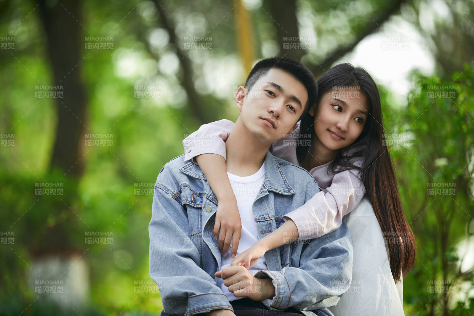 戶外公園里恩愛年輕情侶