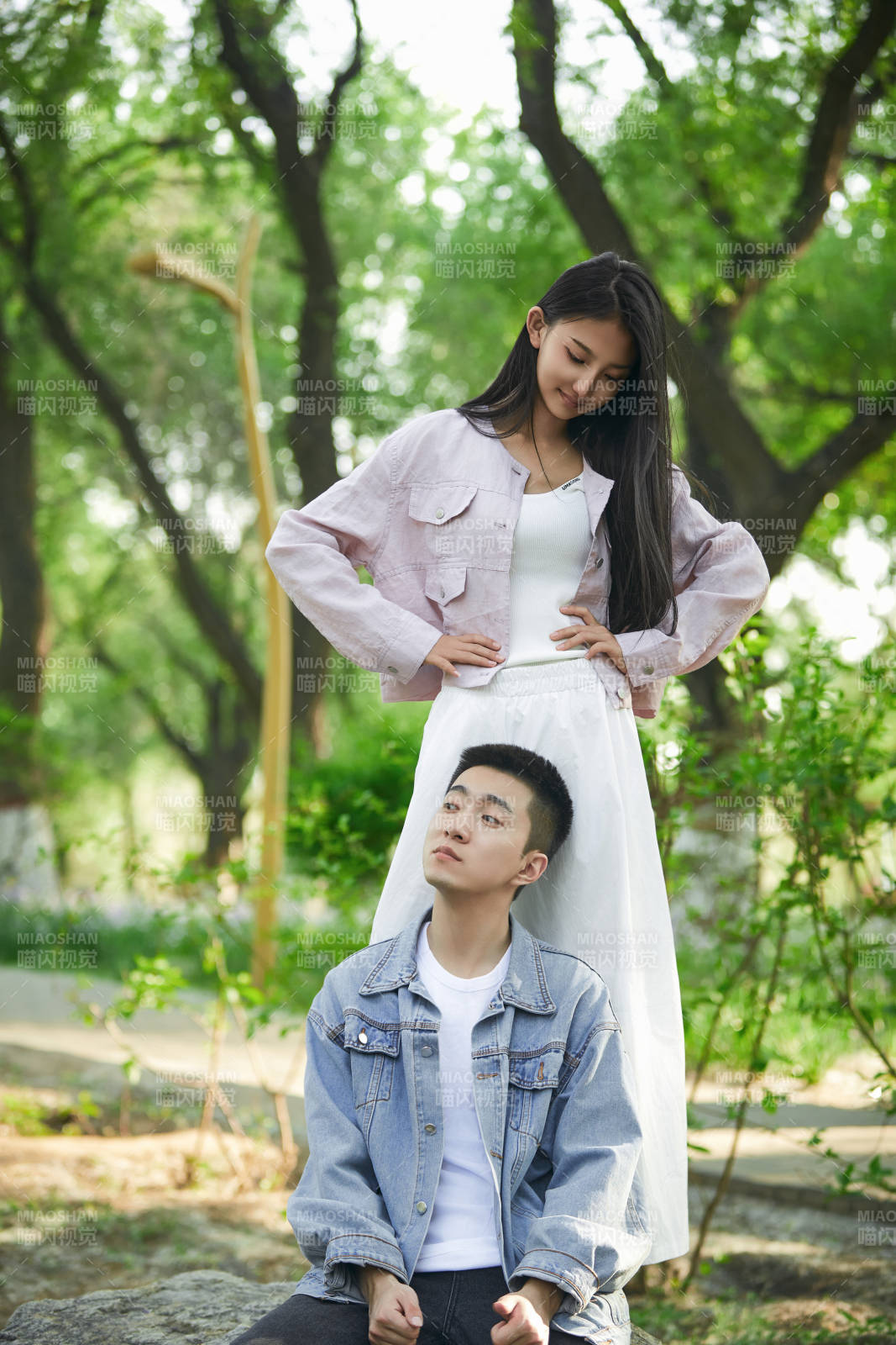 户外公园里恩爱年轻情侣