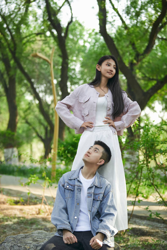 户外公园里恩爱年轻情侣