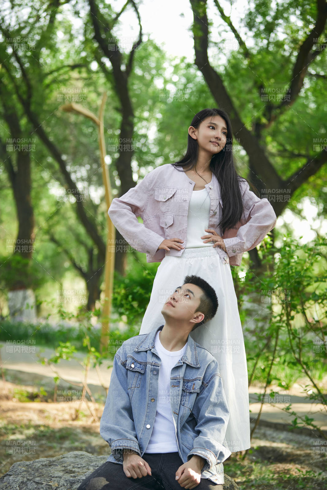 户外公园里恩爱年轻情侣