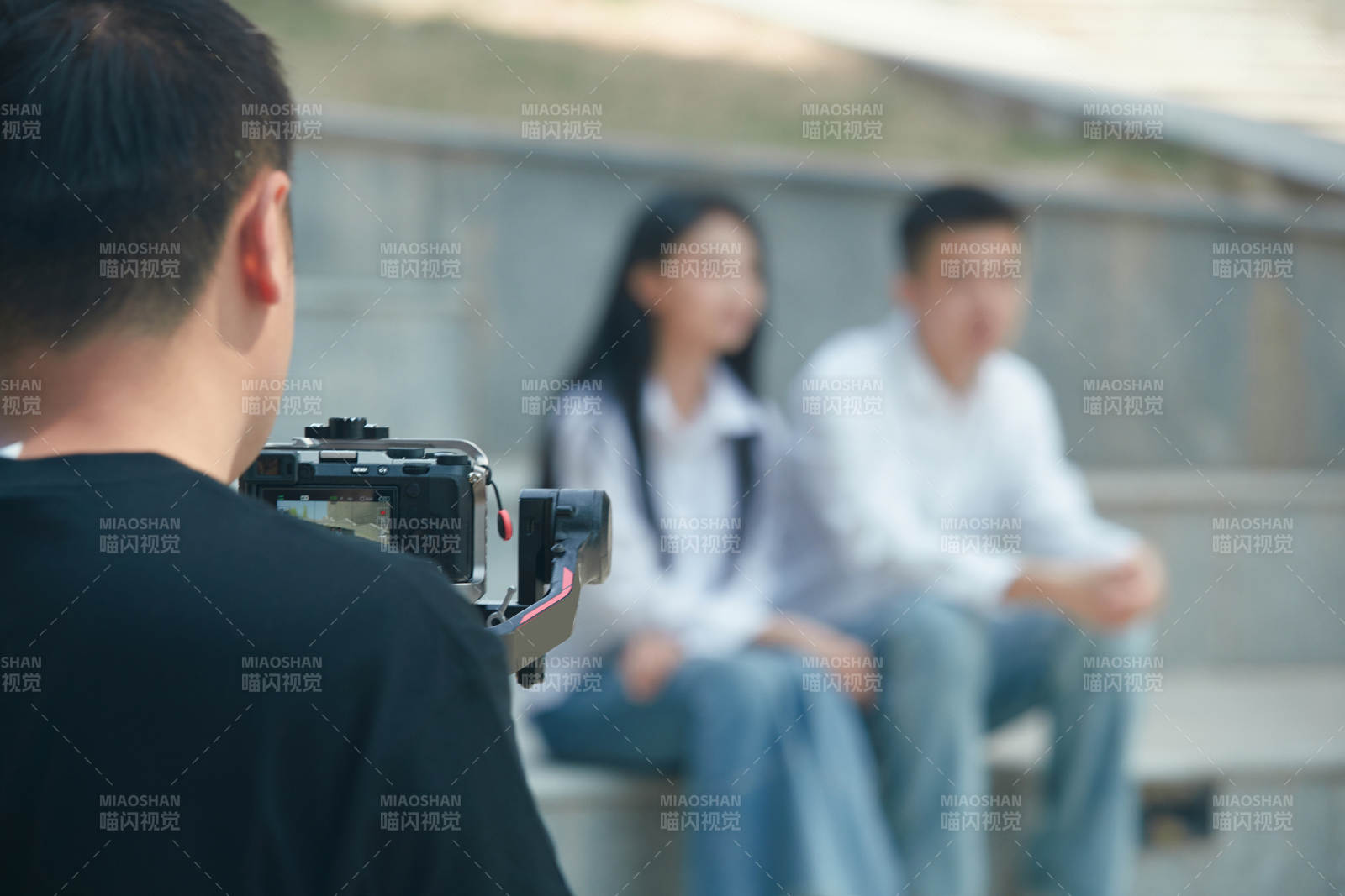 手持相机进行录制拍摄的摄像师