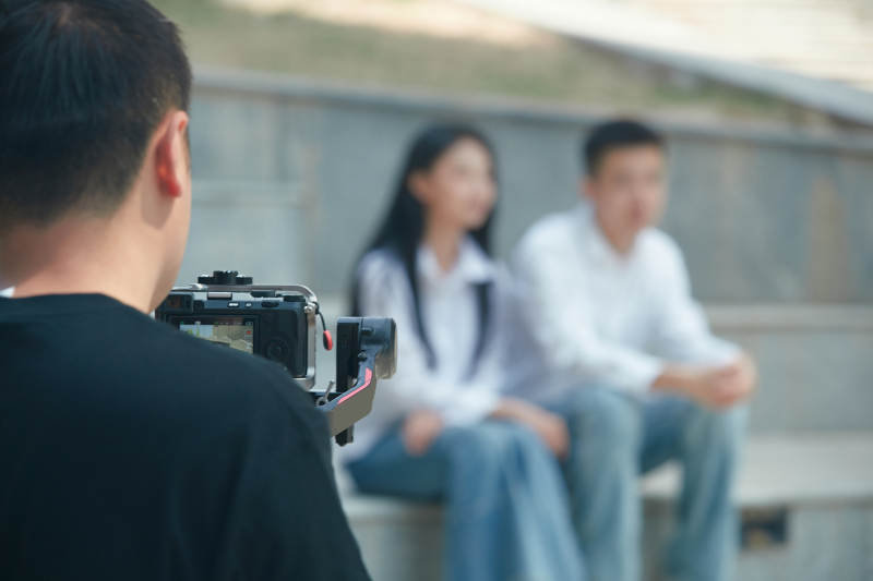 手持相机进行录制拍摄的摄像师