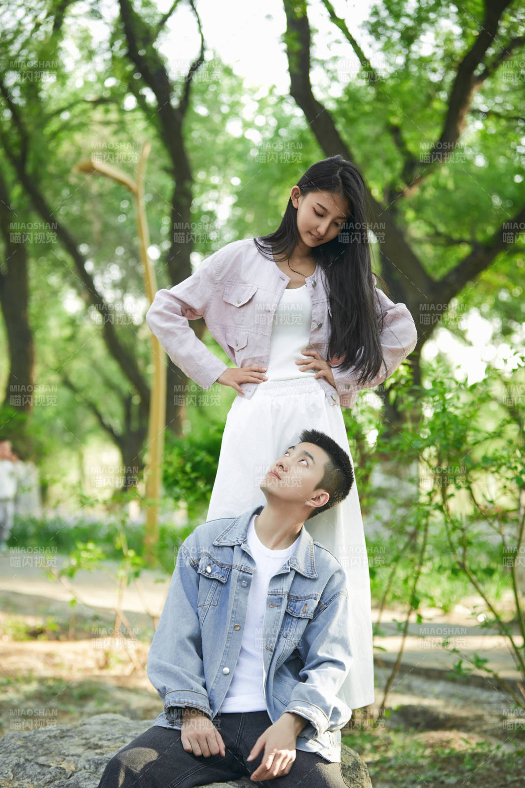 户外公园里恩爱年轻情侣