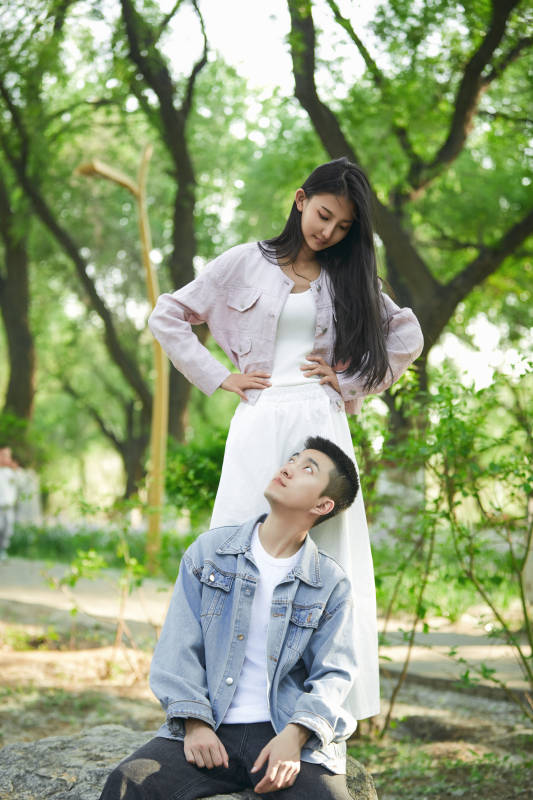 户外公园里恩爱年轻情侣