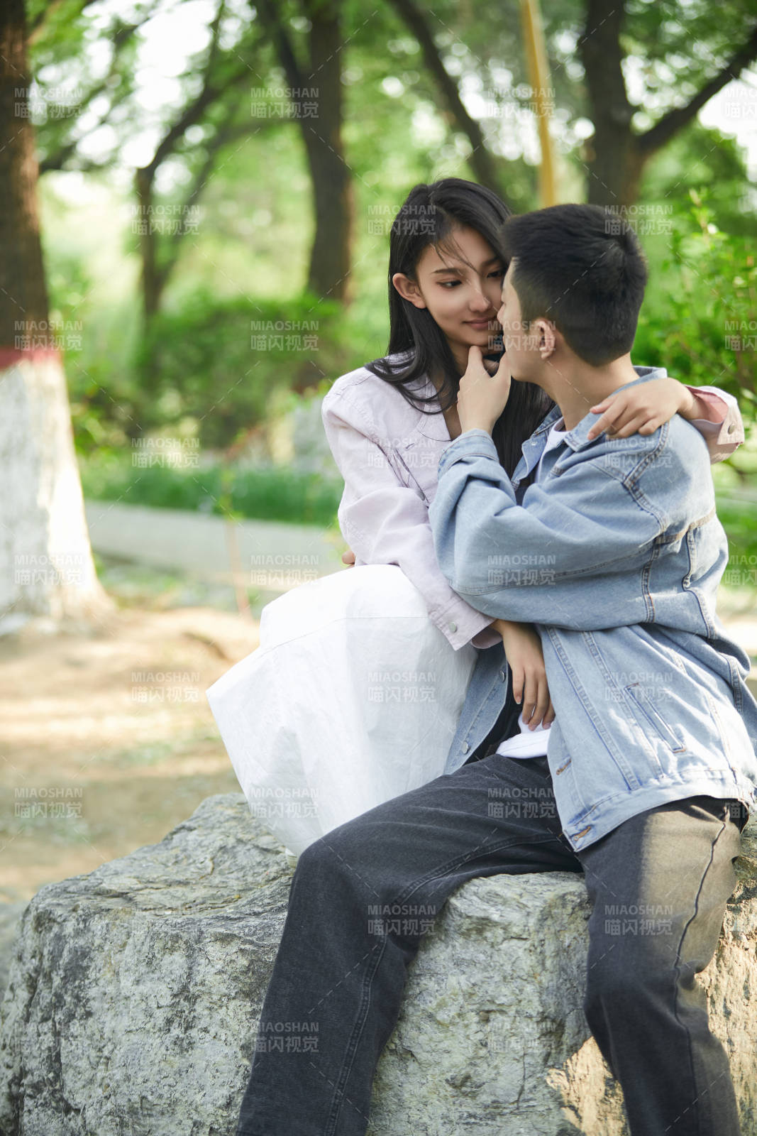 户外公园里恩爱年轻情侣