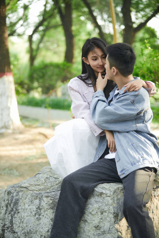 户外公园里恩爱年轻情侣