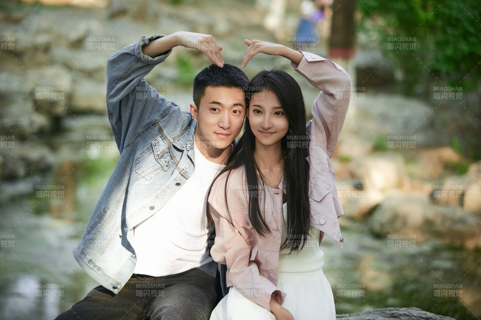 户外公园里恩爱年轻情侣