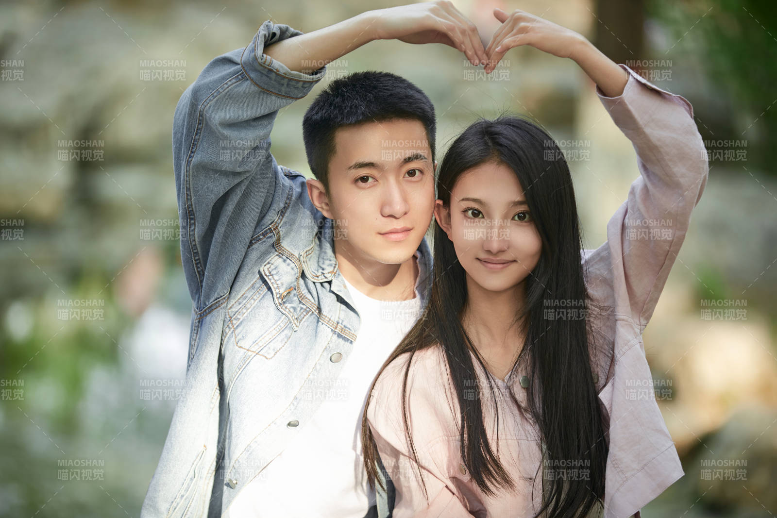 户外公园里恩爱年轻情侣