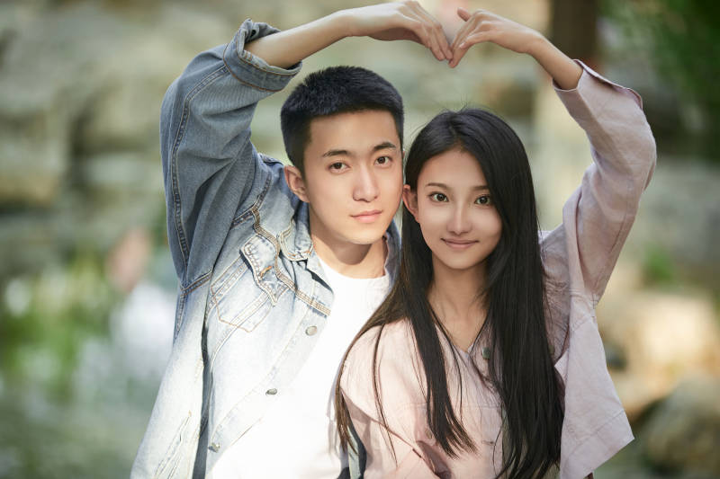 户外公园里恩爱年轻情侣