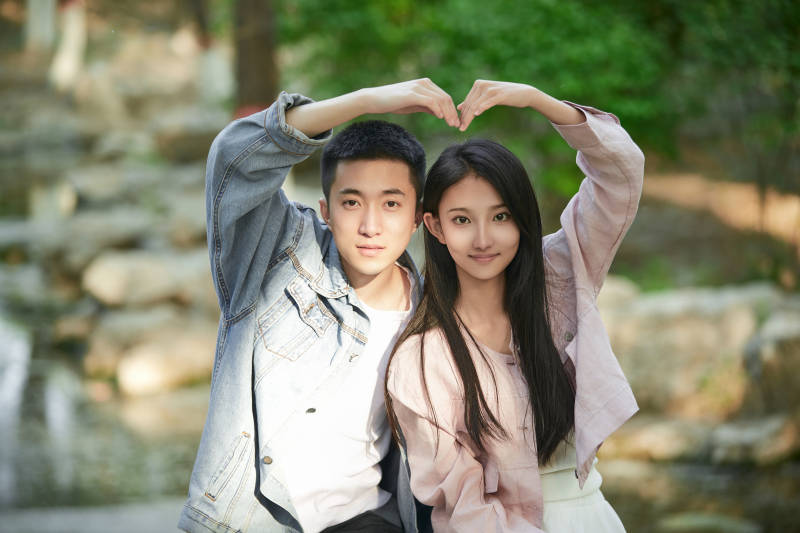 户外公园里恩爱年轻情侣