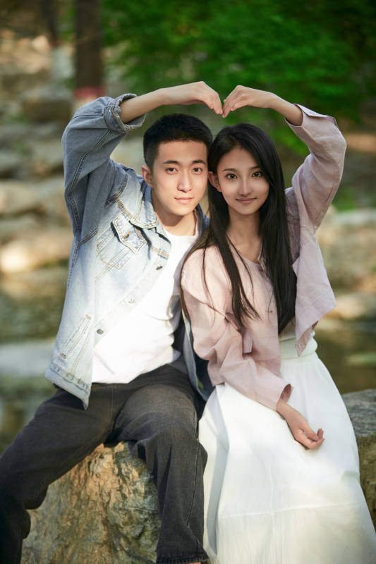 户外公园里恩爱年轻情侣