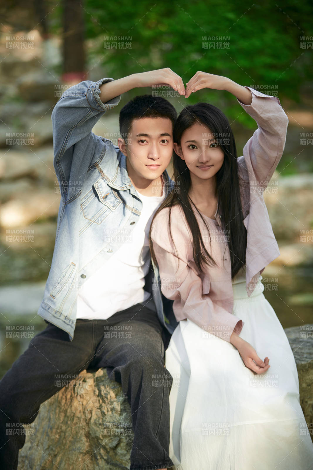 户外公园里恩爱年轻情侣