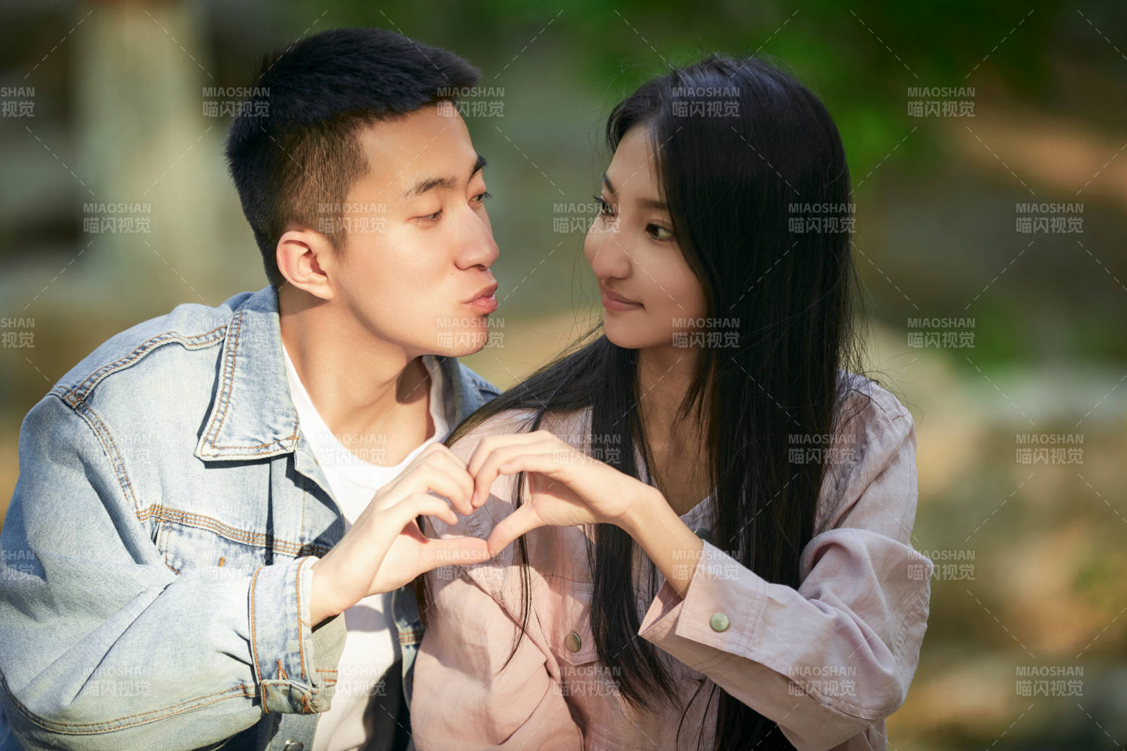 户外公园里恩爱年轻情侣