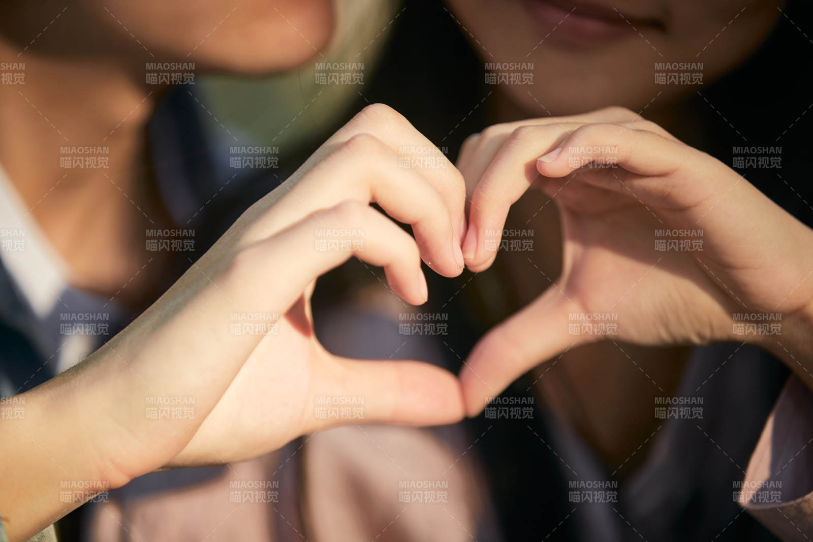 相互用手比爱心表达爱意的情侣