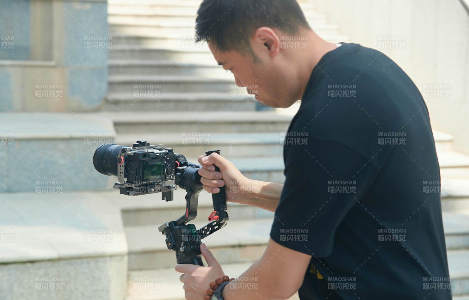 手持相机进行录制拍摄的摄像师