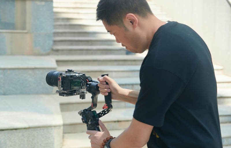 手持相机进行录制拍摄的摄像师