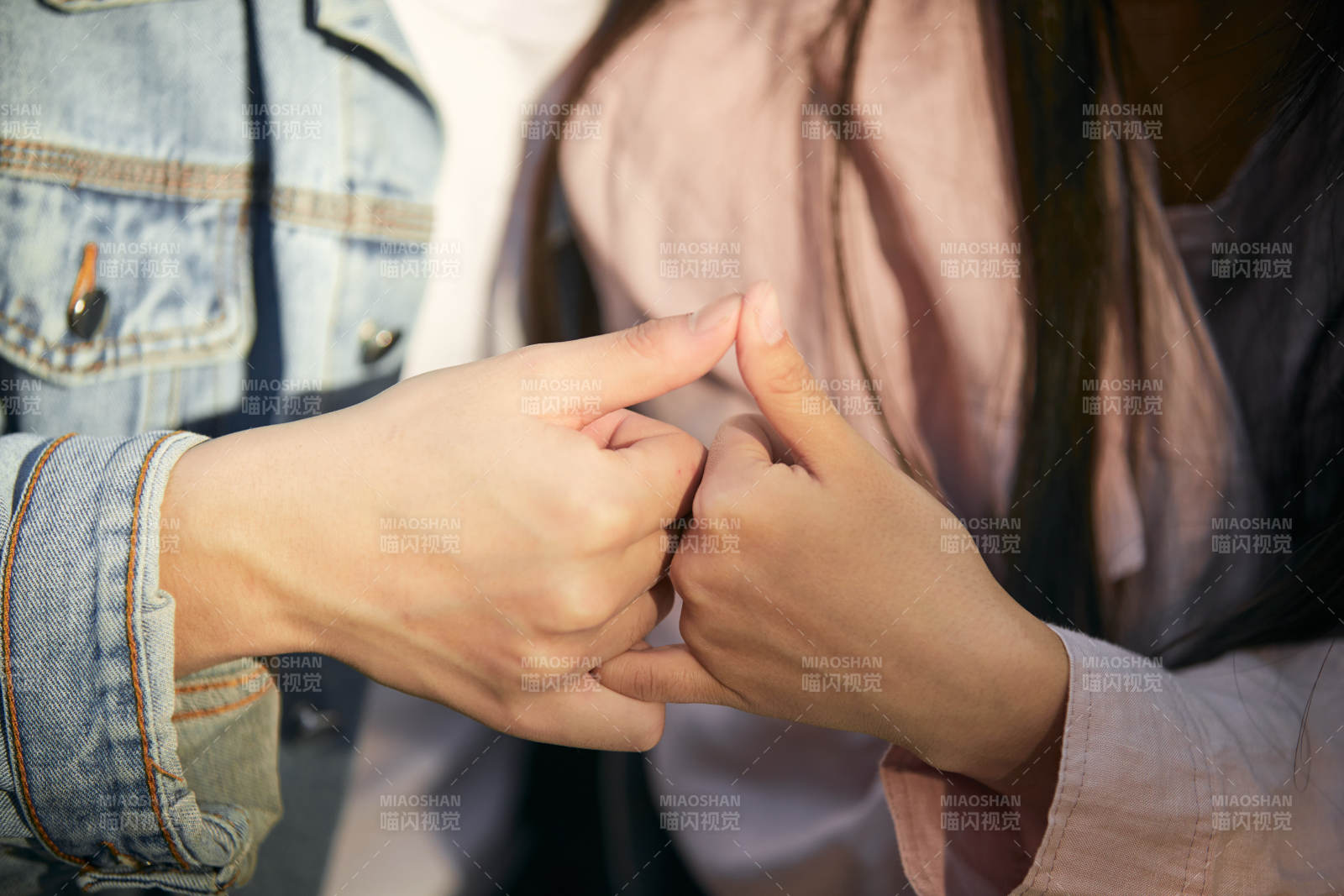 相互用手比爱心表达爱意的情侣