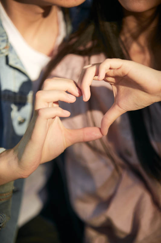 相互用手比爱心表达爱意的情侣