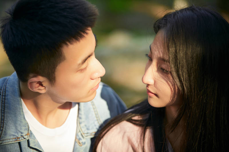 户外在夕阳下的恩爱年轻情侣