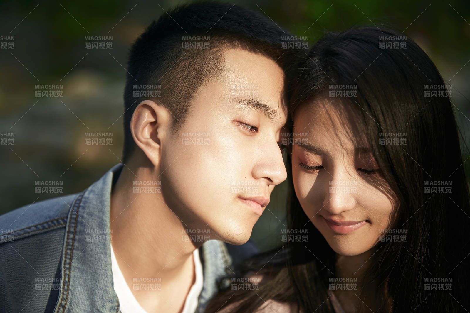 户外在夕阳下的恩爱年轻情侣图片