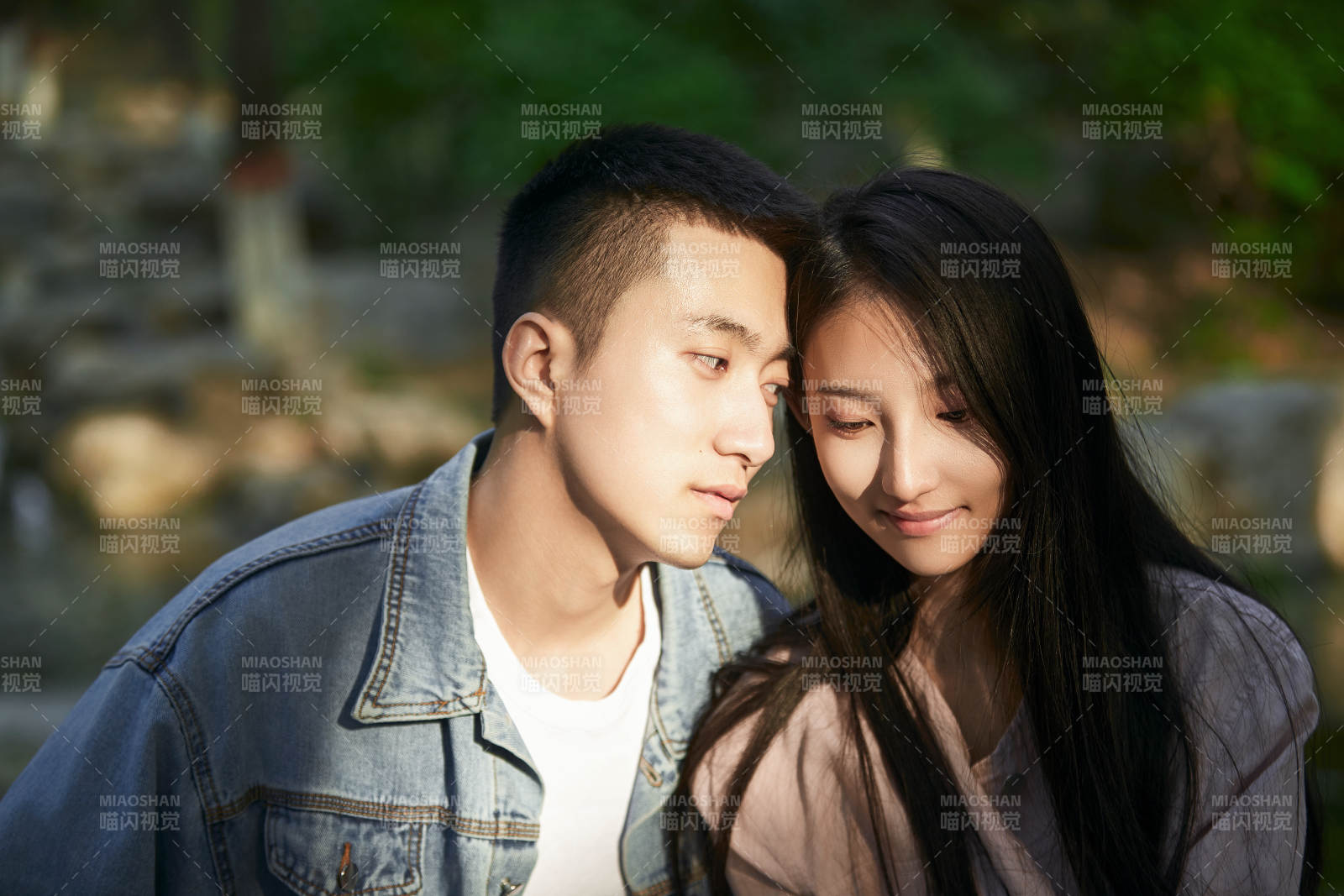 戶外在夕陽下的恩愛年輕情侶