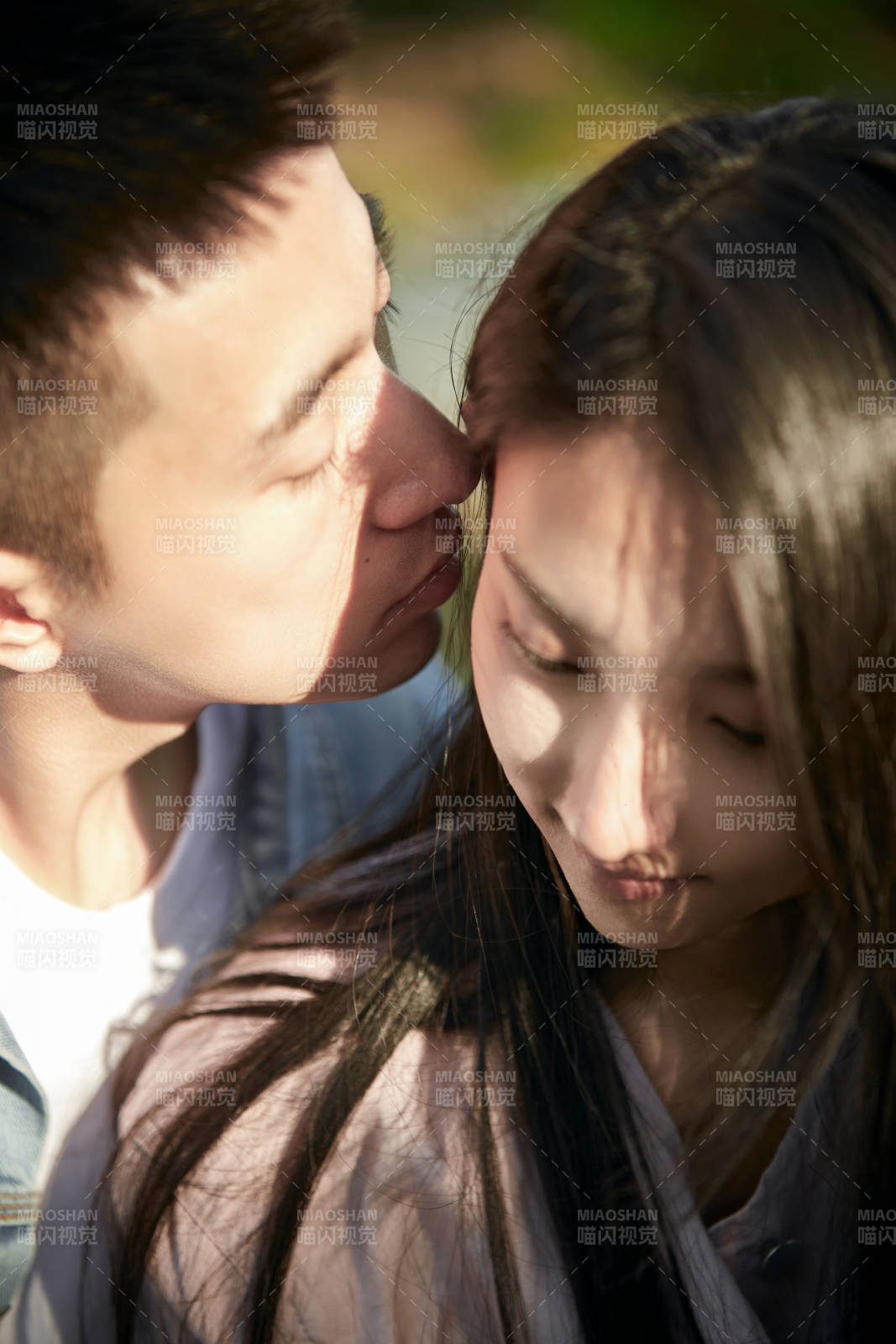 户外在夕阳下的恩爱年轻情侣