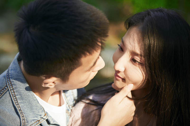 户外在夕阳下的恩爱年轻情侣