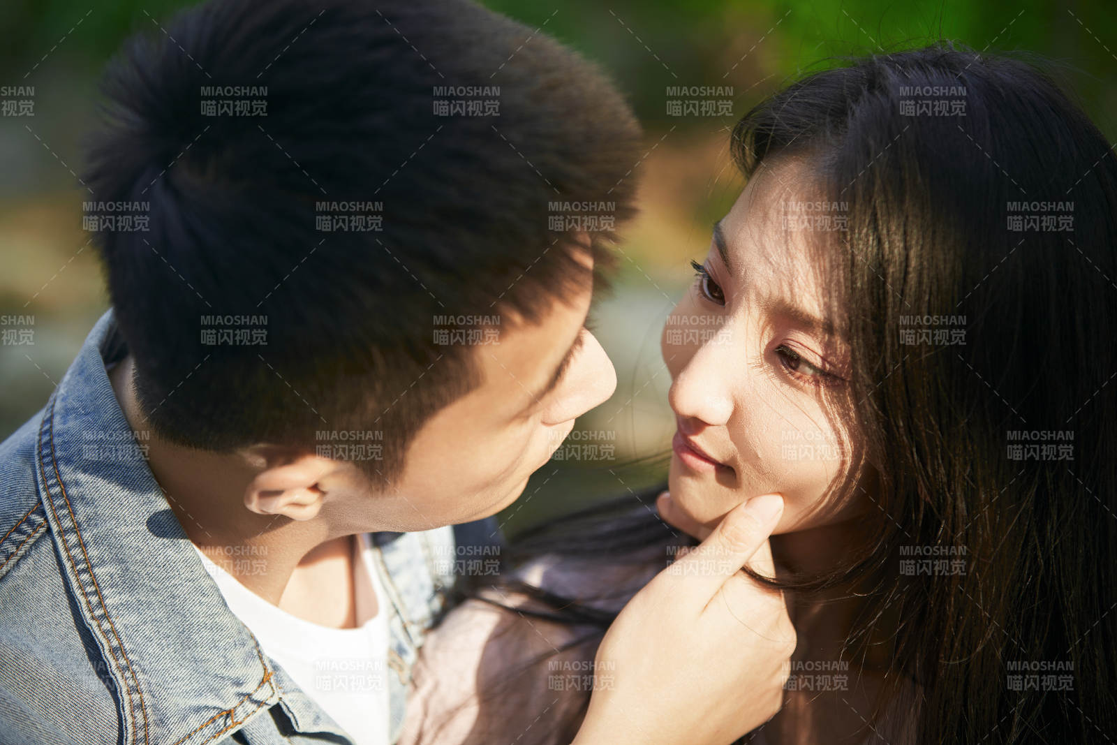 户外在夕阳下的恩爱年轻情侣