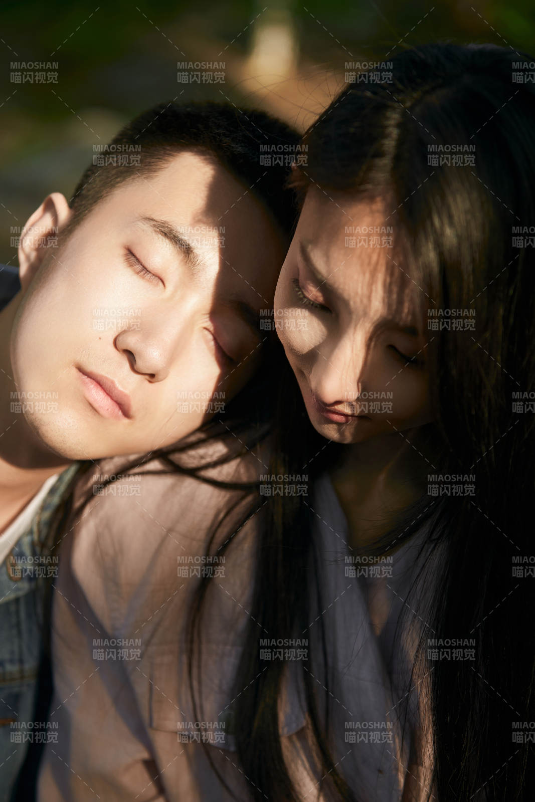 户外在夕阳下的恩爱年轻情侣