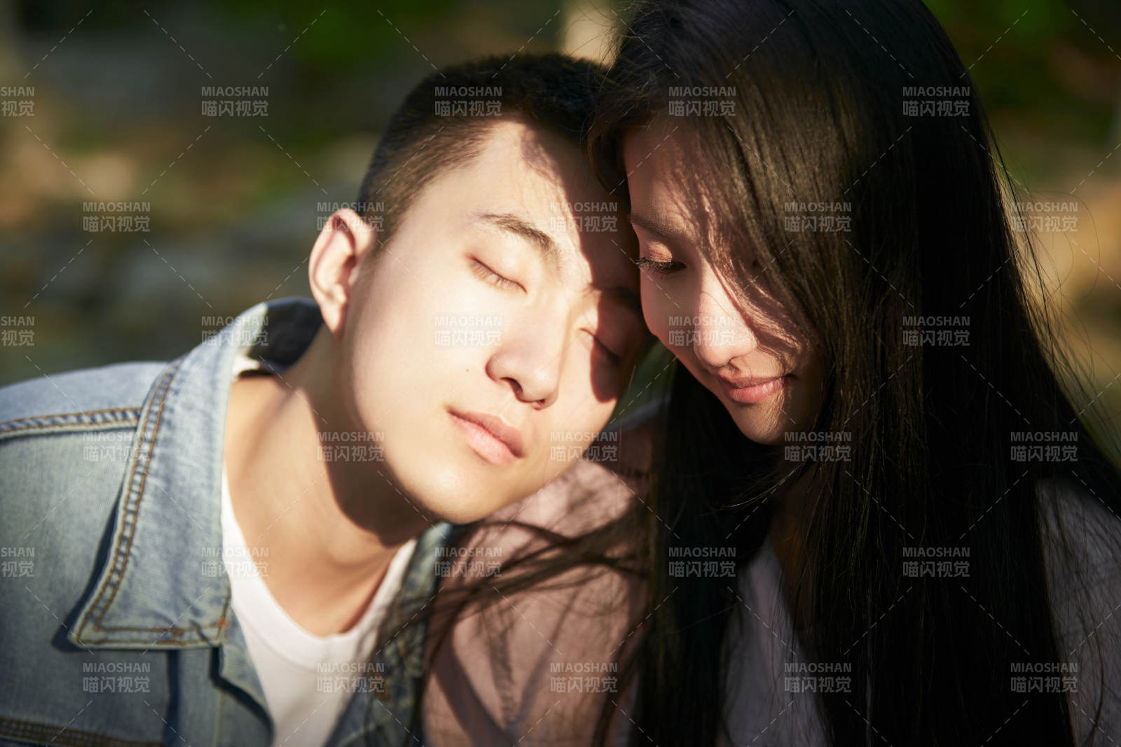 戶外在夕陽下的恩愛年輕情侶