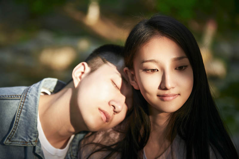 戶外在夕陽下的恩愛年輕情侶