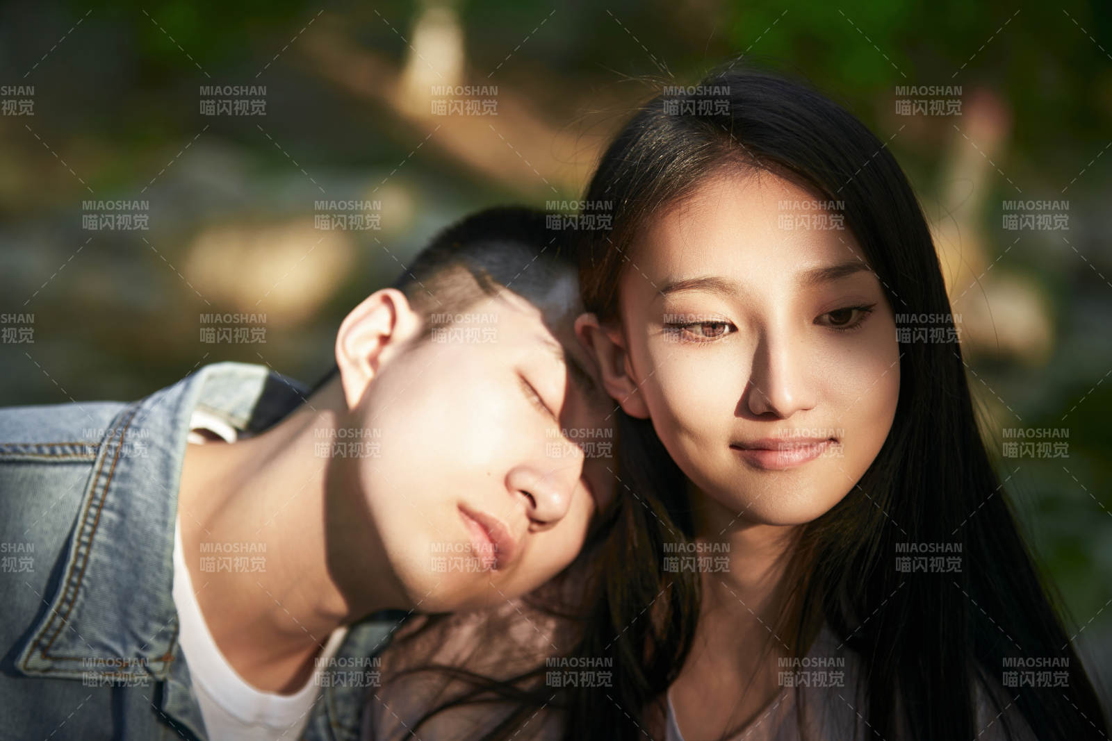 戶外在夕陽下的恩愛年輕情侶