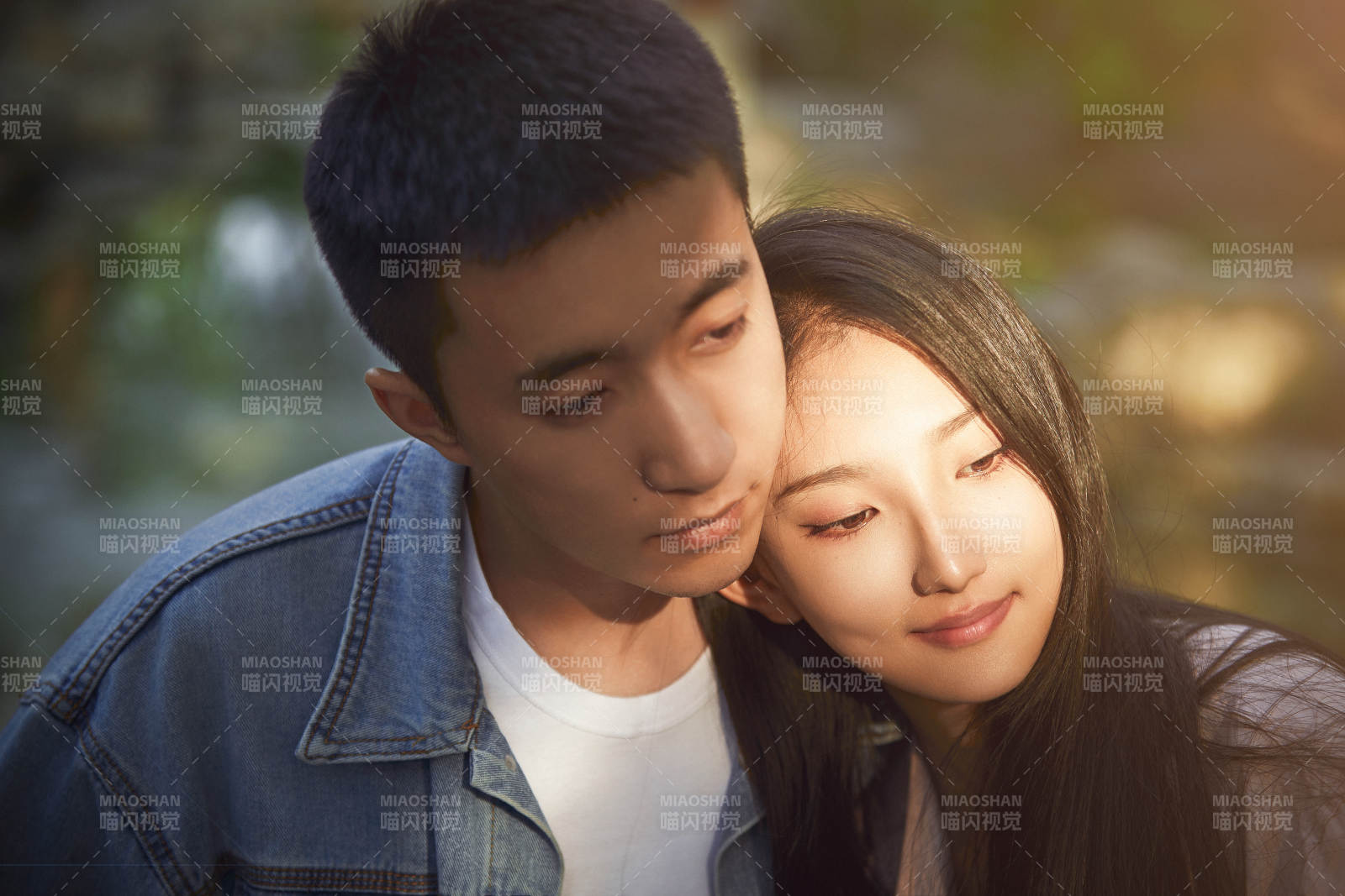 户外在夕阳下的恩爱年轻情侣