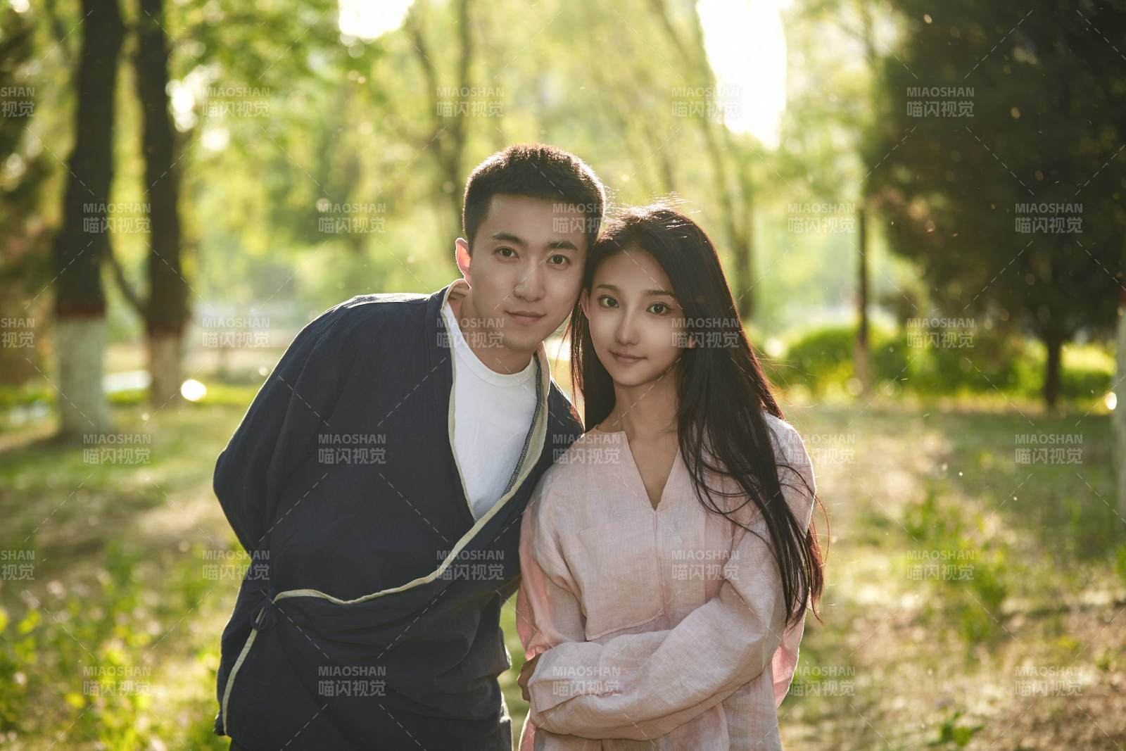 戶外在夕陽下的恩愛年輕情侶