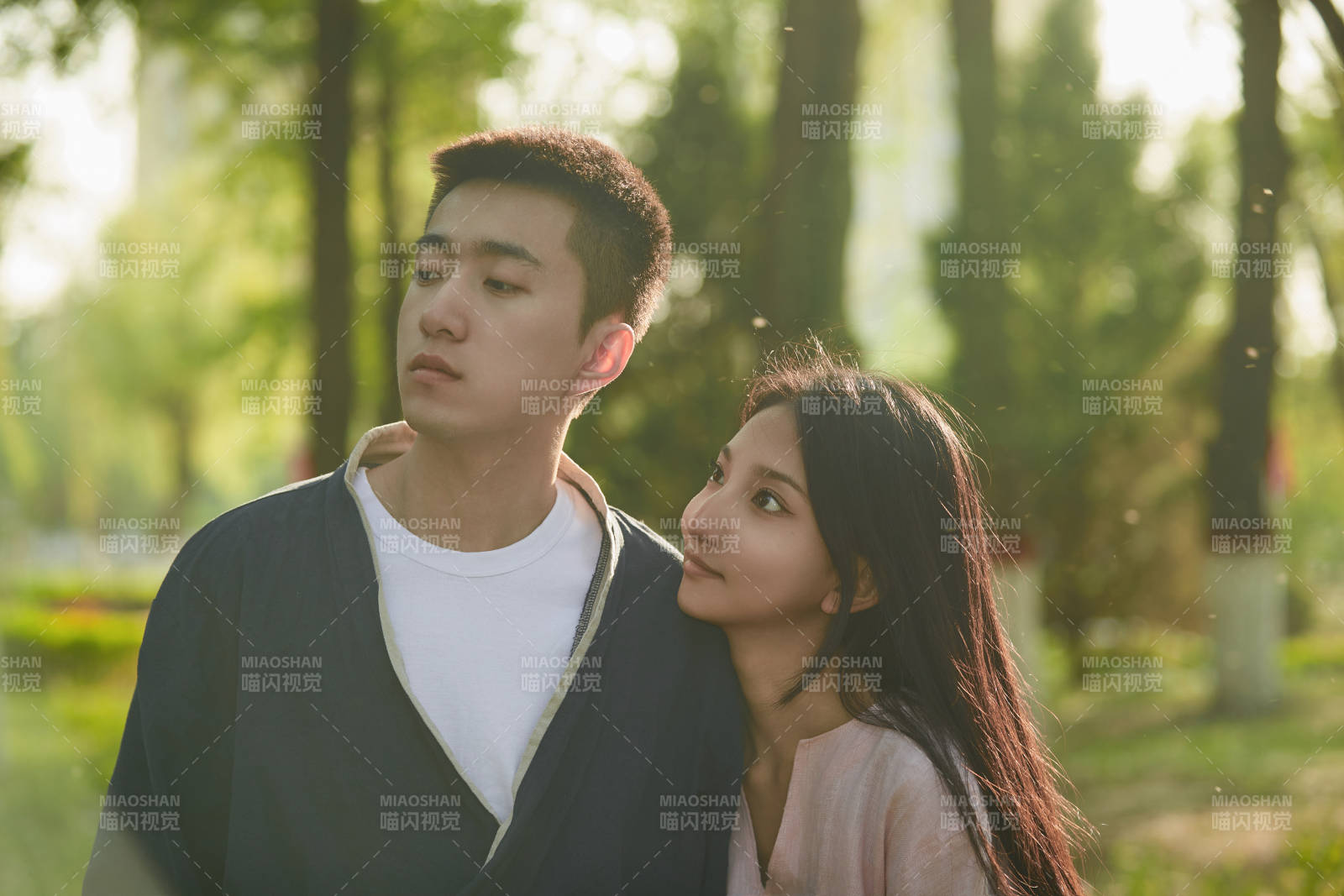 户外在夕阳下的恩爱年轻情侣