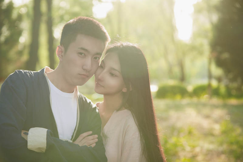 户外在夕阳下的恩爱年轻情侣