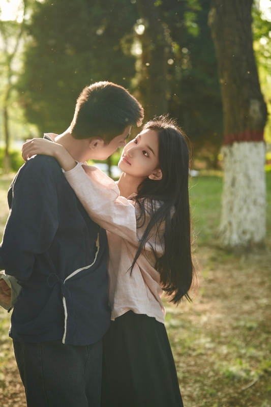 户外在夕阳下的恩爱年轻情侣