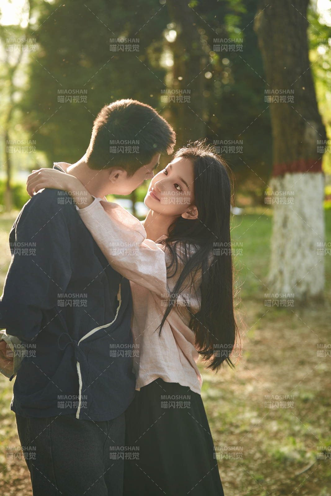 户外在夕阳下的恩爱年轻情侣