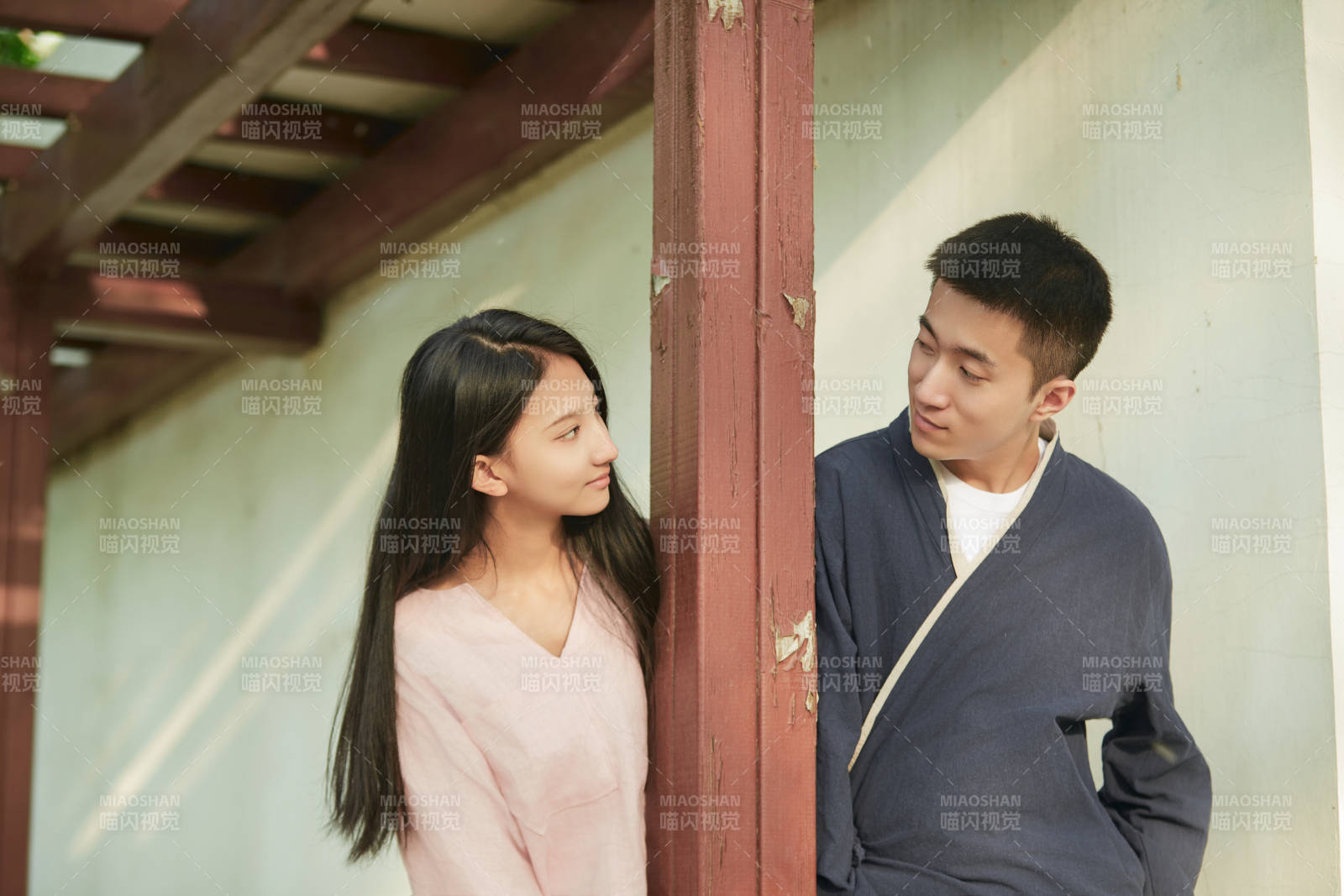 户外在夕阳下的恩爱年轻情侣