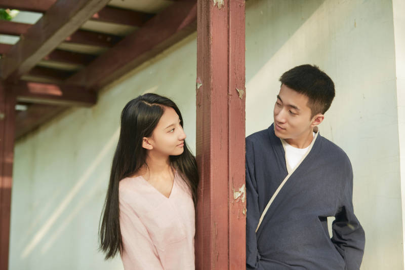 户外在夕阳下的恩爱年轻情侣