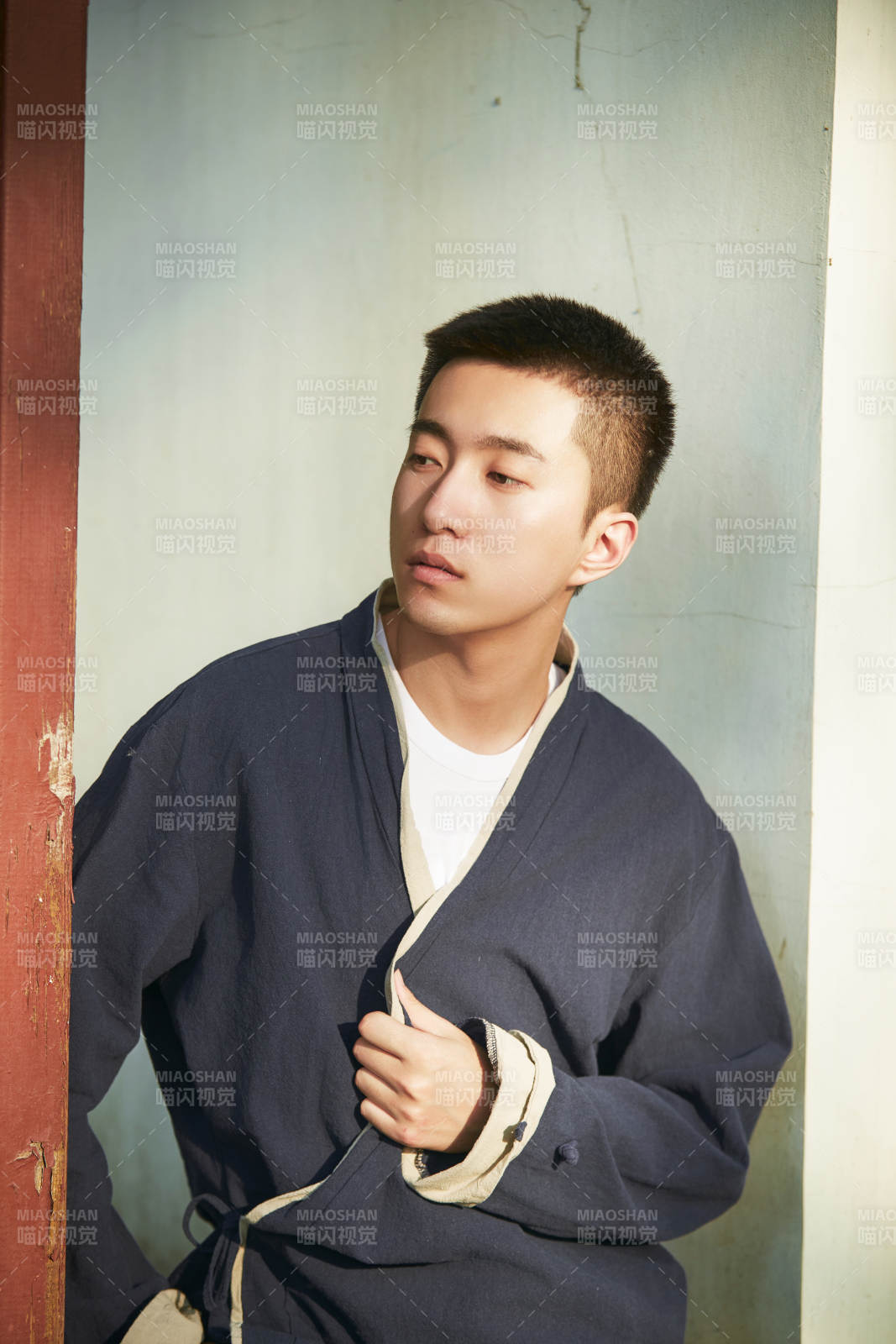 户外夕阳下的帅气男青年