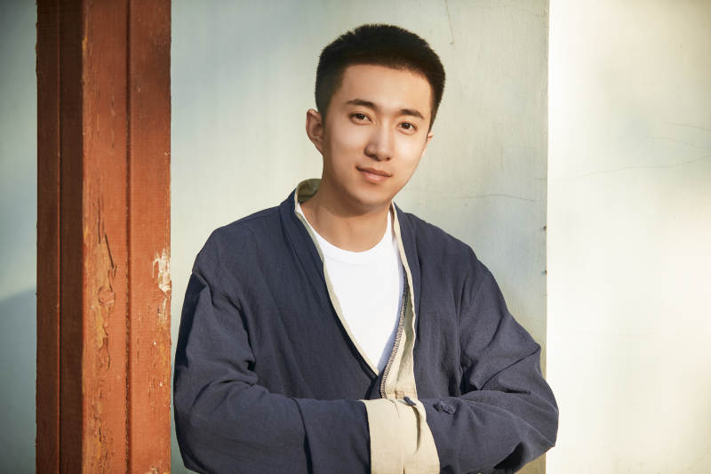 户外夕阳下的帅气男青年