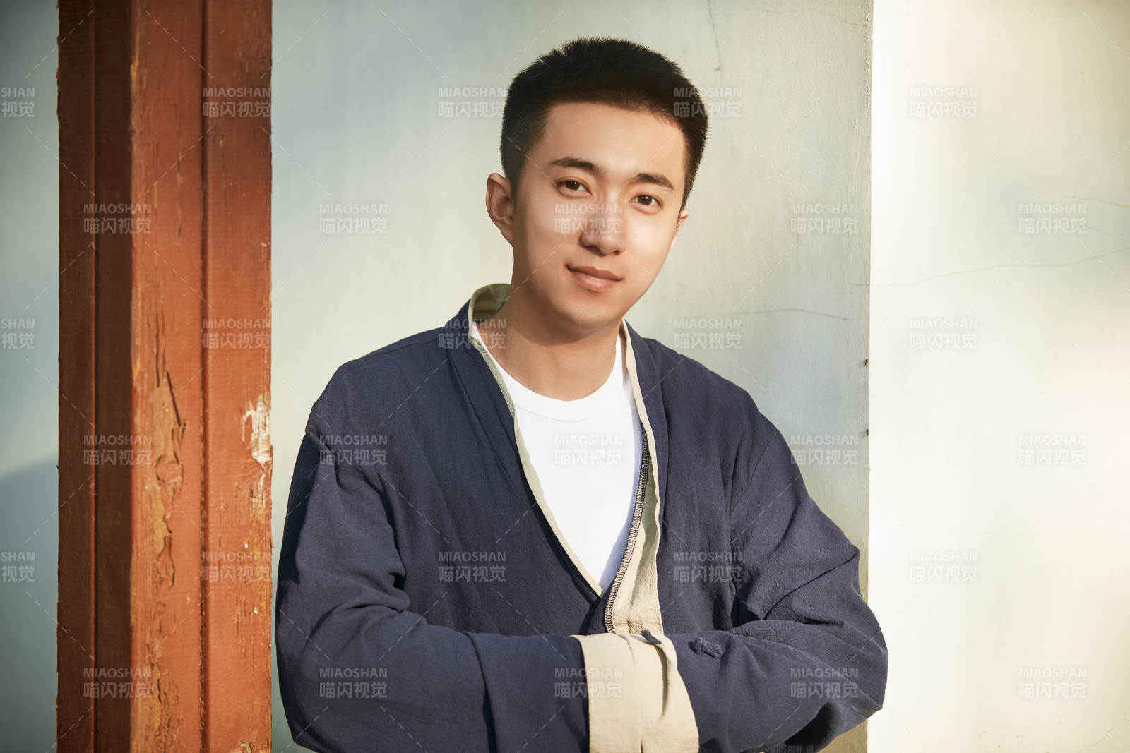 户外夕阳下的帅气男青年