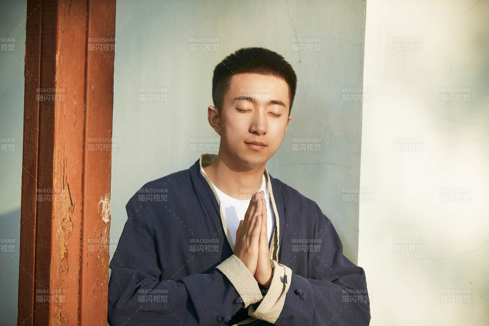 户外夕阳下的帅气男青年