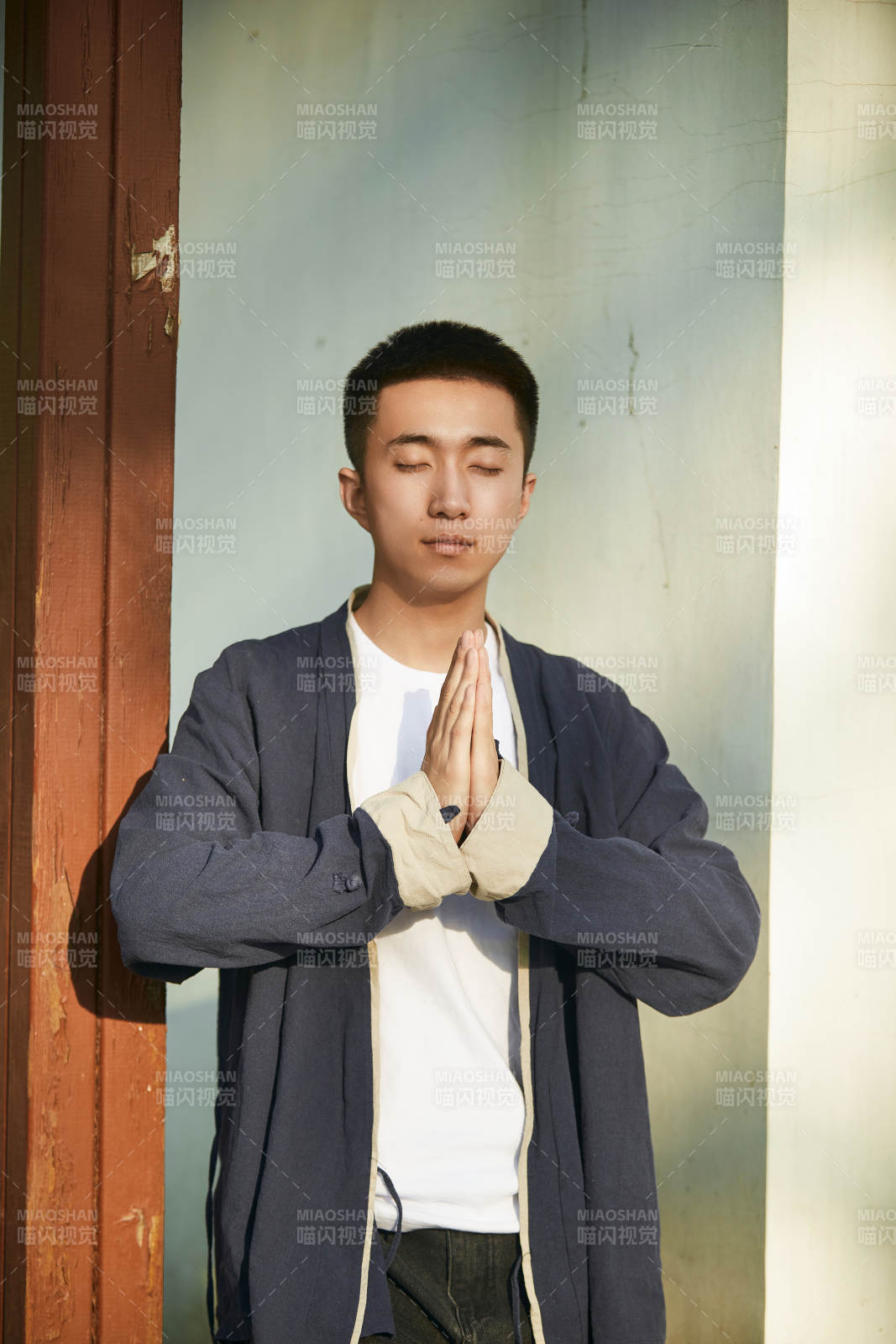 户外夕阳下的帅气男青年