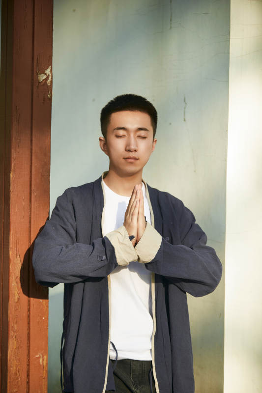 户外夕阳下的帅气男青年