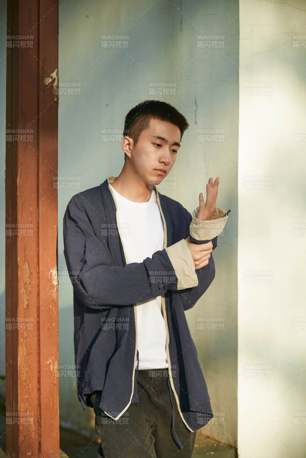 户外夕阳下的帅气男青年