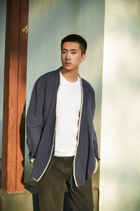 户外夕阳下的帅气男青年