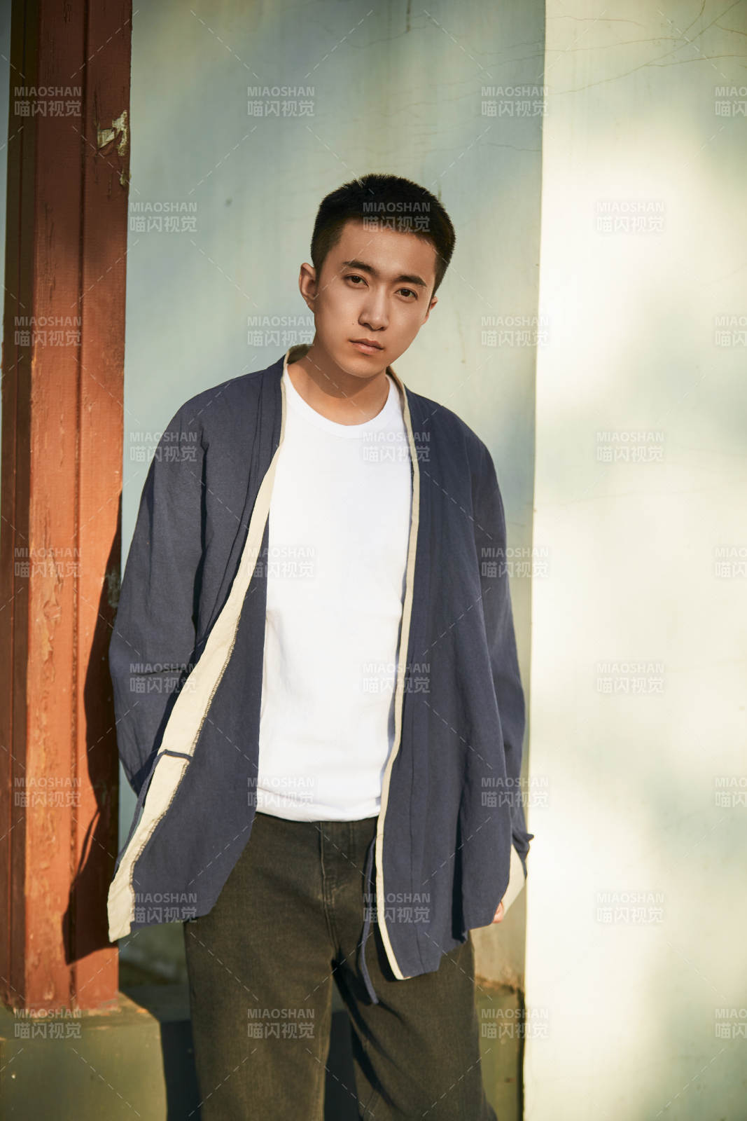 户外夕阳下的帅气男青年