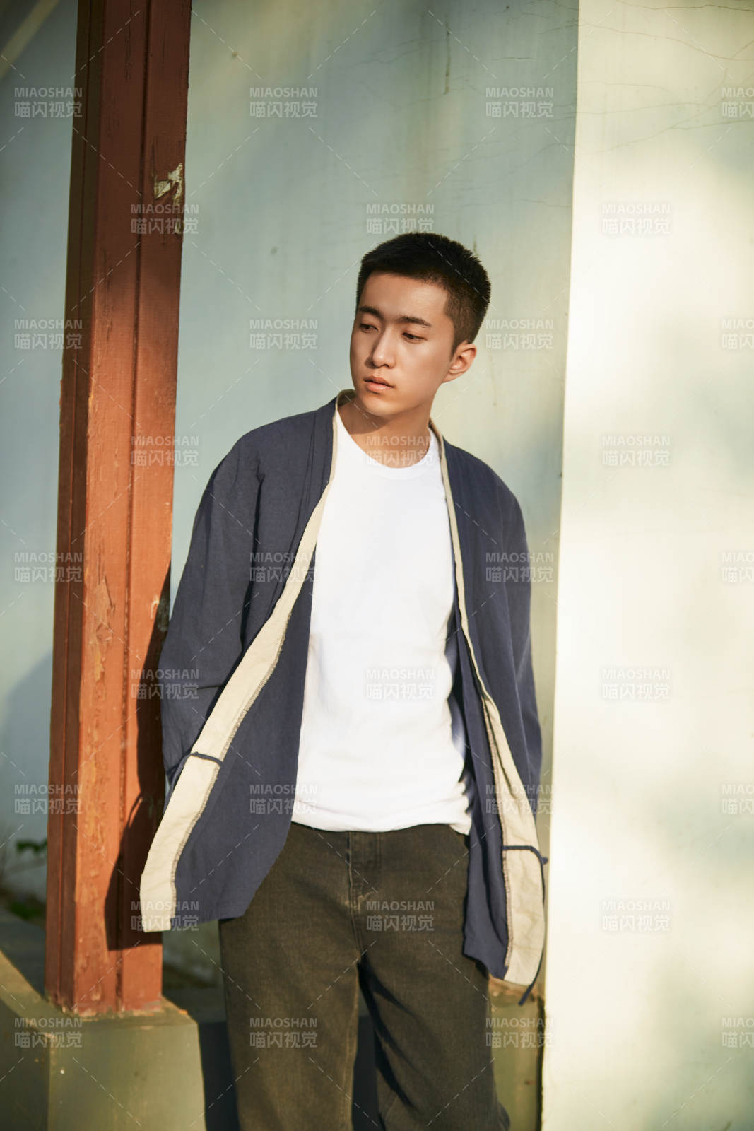 户外夕阳下的帅气男青年